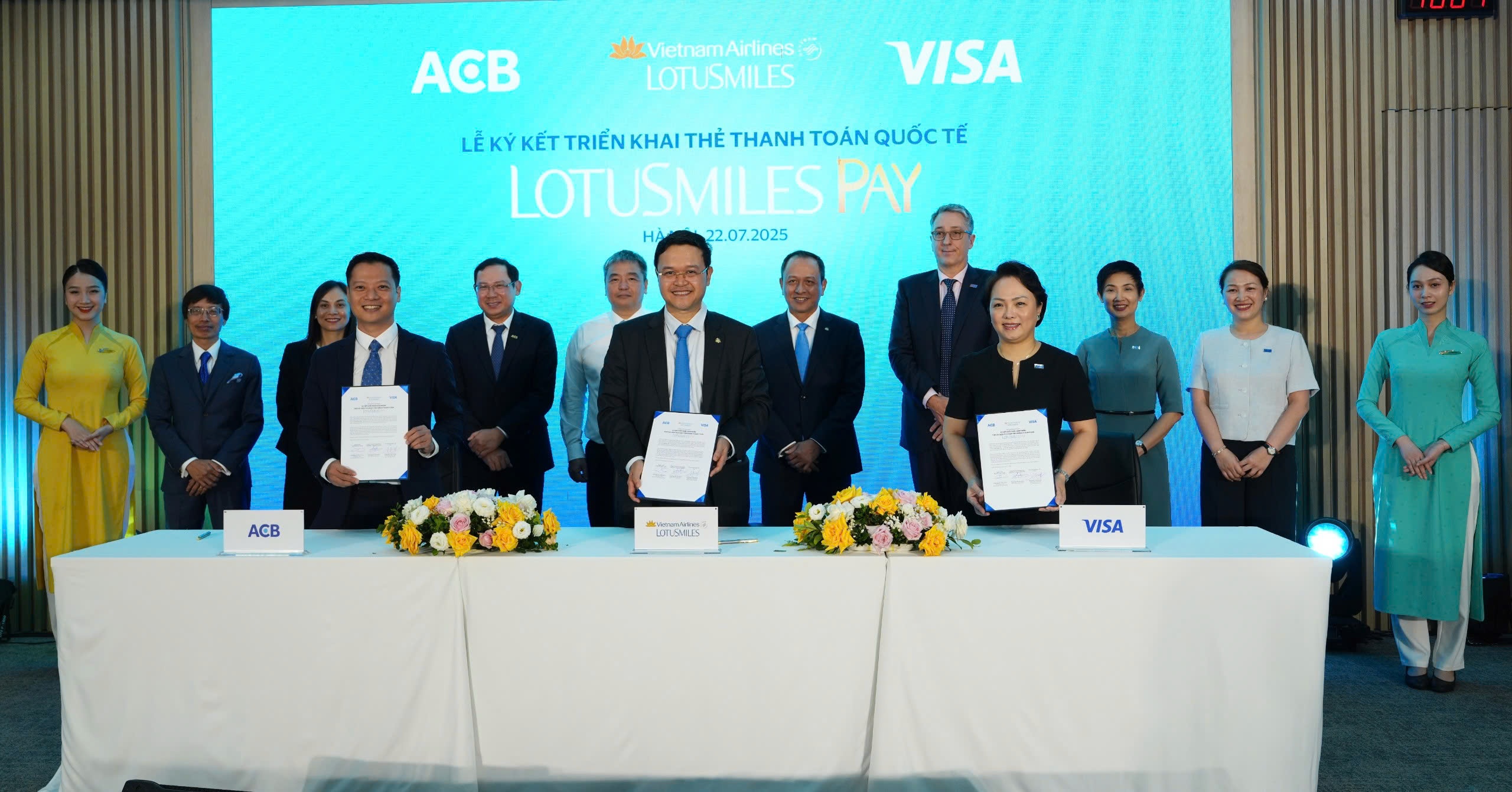 Lễ ký kết hợp tác giữa Vietnam Airlines hợp tác cùng ACB và Visa Lễ ký kết hợp tác giữa Vietnam Airlines hợp tác cùng ACB và Visa