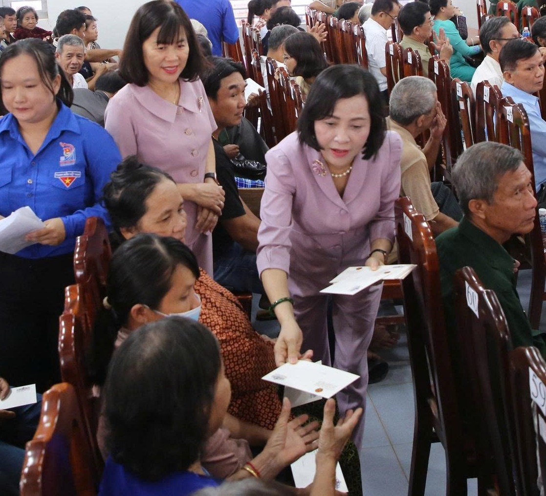 Phó Chủ tịch Quốc hội tặng quà cho gia đình chính sách ở tỉnh Tây Ninh Phó Chủ tịch Quốc hội tặng quà cho gia đình chính sách ở tỉnh Tây Ninh