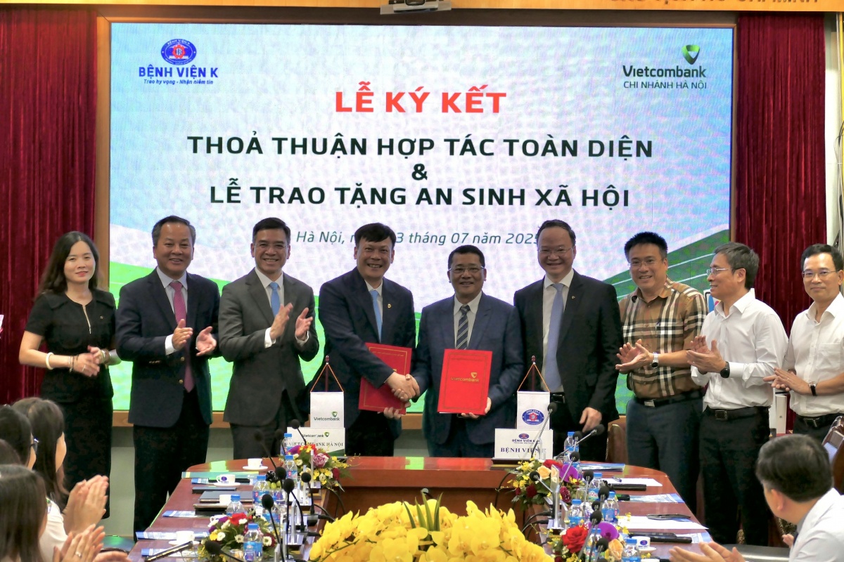 Ông Lê Văn Quảng - Giám đốc Bệnh viện K (thứ 5 phải qua) và ông Lê Ngọc Thái - Giám đốc Vietcombank Hà Nội (thứ 4 từ phải qua) đại diện hai đơn vị hoàn thành nghi thức ký kết thỏa thuận hợp tác trước sự chứng kiến của các đại biểu khách mời Ông Lê Văn Quảng - Giám đốc Bệnh viện K (thứ 5 phải qua) và ông Lê Ngọc Thái - Giám đốc Vietcombank Hà Nội (thứ 4 từ phải qua) đại diện hai đơn vị hoàn thành nghi thức ký kết thỏa thuận hợp tác trước sự chứng kiến của các đại biểu khách mời