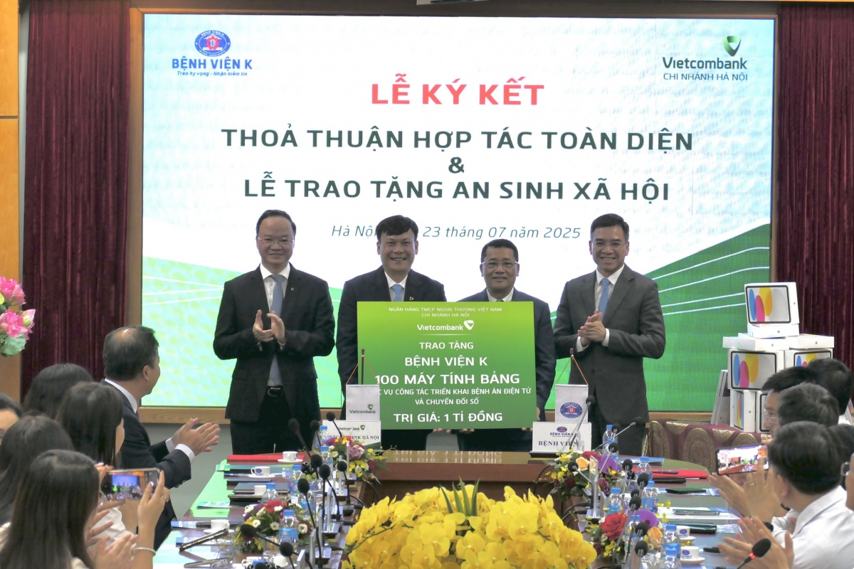 Ông Lê Ngọc Thái - Giám đốc Vietcombank Hà Nội trao tặng biểu trưng 100 máy tính bảng trị giá 1 tỷ đồng phục vụ công tác triển khai bệnh án điện tử và chuyển đổi số cho đại diện Bệnh viện K Ông Lê Ngọc Thái - Giám đốc Vietcombank Hà Nội trao tặng biểu trưng 100 máy tính bảng trị giá 1 tỷ đồng phục vụ công tác triển khai bệnh án điện tử và chuyển đổi số cho đại diện Bệnh viện K