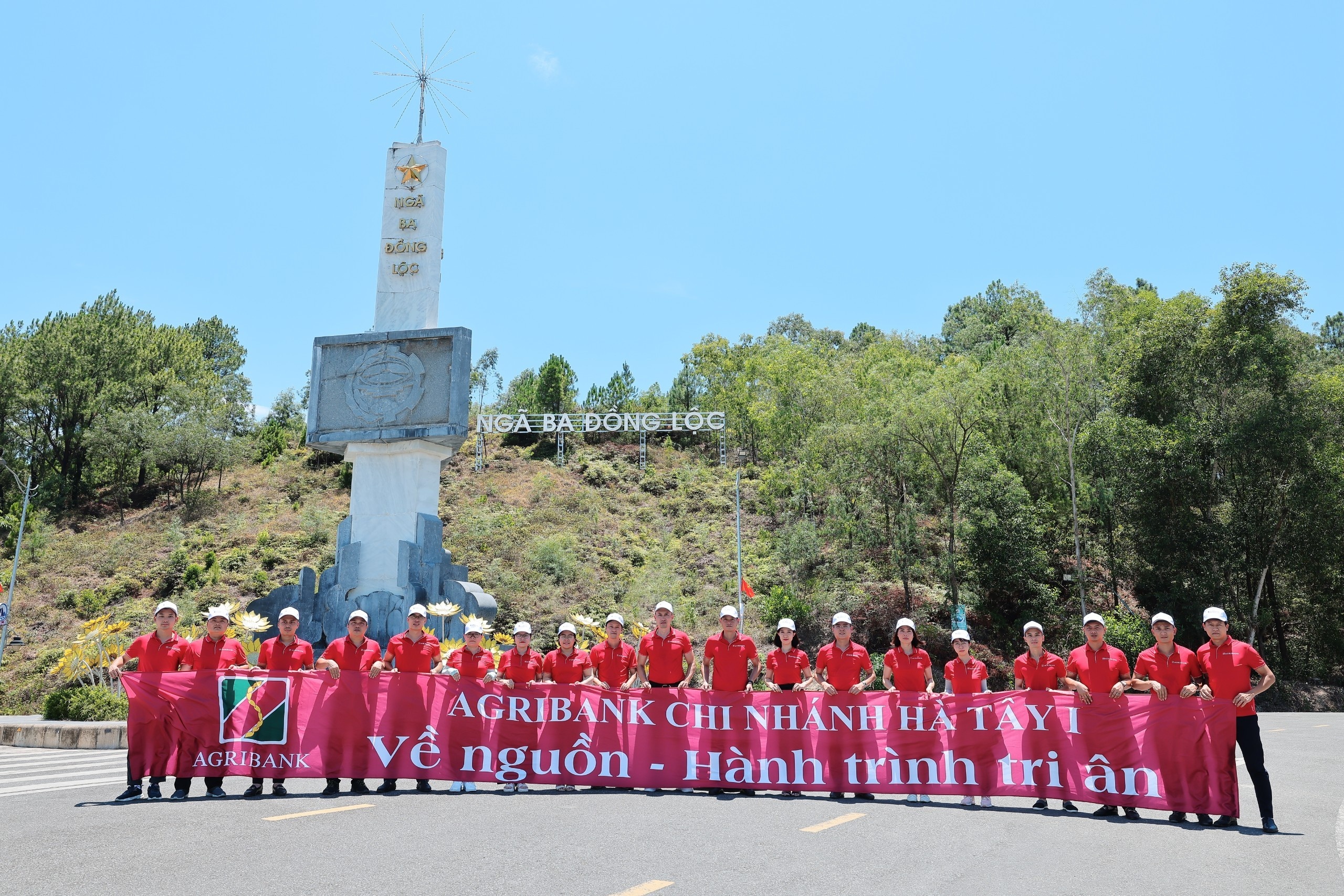 Hành trình về nguồn, hoạt động thường niên của Agribank trên toàn hệ thống - một hành trình mang nặng nghĩa tình và tri ân đối với những người đã anh dũng hy sinh vì Tổ quốc