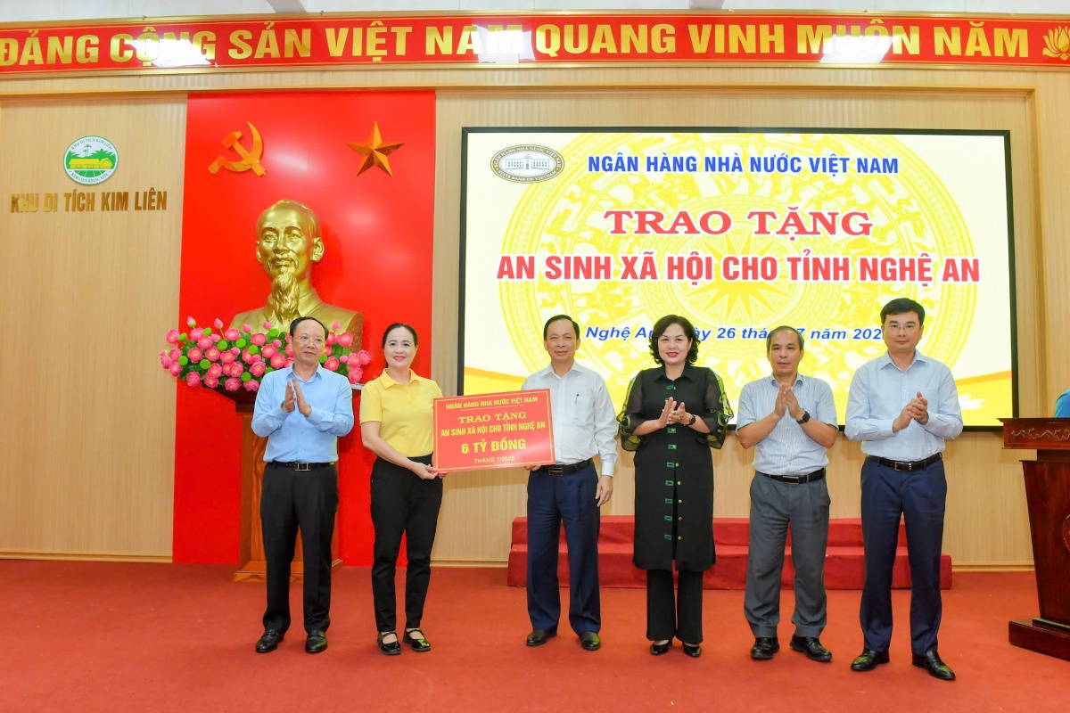 Lãnh đạo Ngân hàng Nhà nước trao biển tượng trưng tặng kinh phí cho tỉnh Nghệ An để khắc phục bão lũ và xóa nhà tạm, nhà dột nát 