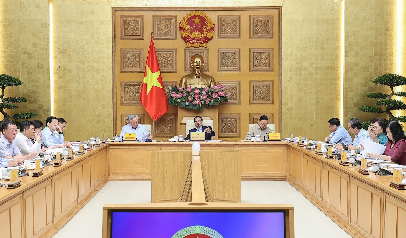 Theo Thủ tướng, chủ trương lớn, quan trọng này của Đảng hợp lòng dân, phù hợp với điều kiện, hoàn cảnh đất nước hiện nay nên được nhân dân đồng tình, bạn bè quốc tế ủng hộ - Ảnh: VGP/Nhật Bắc Theo Thủ tướng, chủ trương lớn, quan trọng này của Đảng hợp lòng dân, phù hợp với điều kiện, hoàn cảnh đất nước hiện nay nên được nhân dân đồng tình, bạn bè quốc tế ủng hộ - Ảnh: VGP/Nhật Bắc