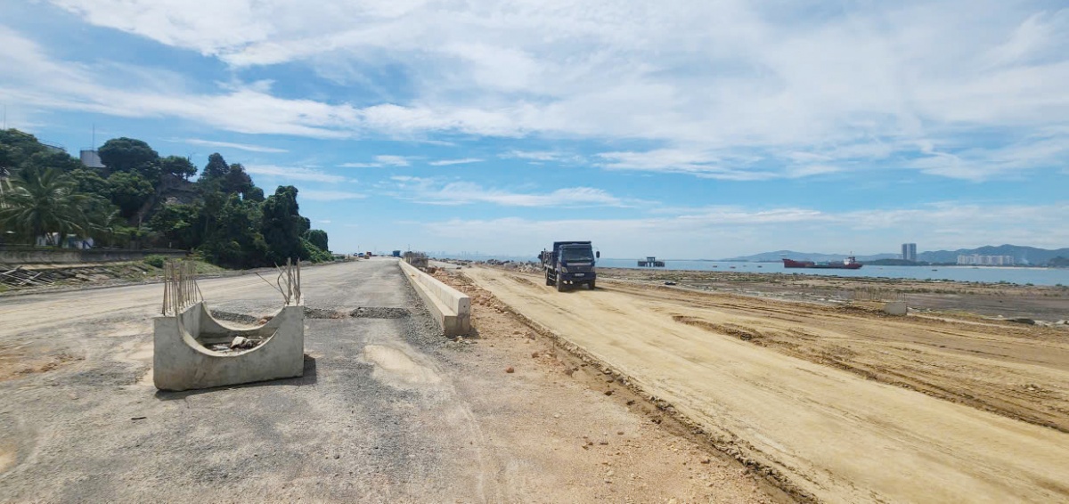 Các đơn vị đang tập trung thi công đường dẫn vào cảng biển Liên Chiểu.