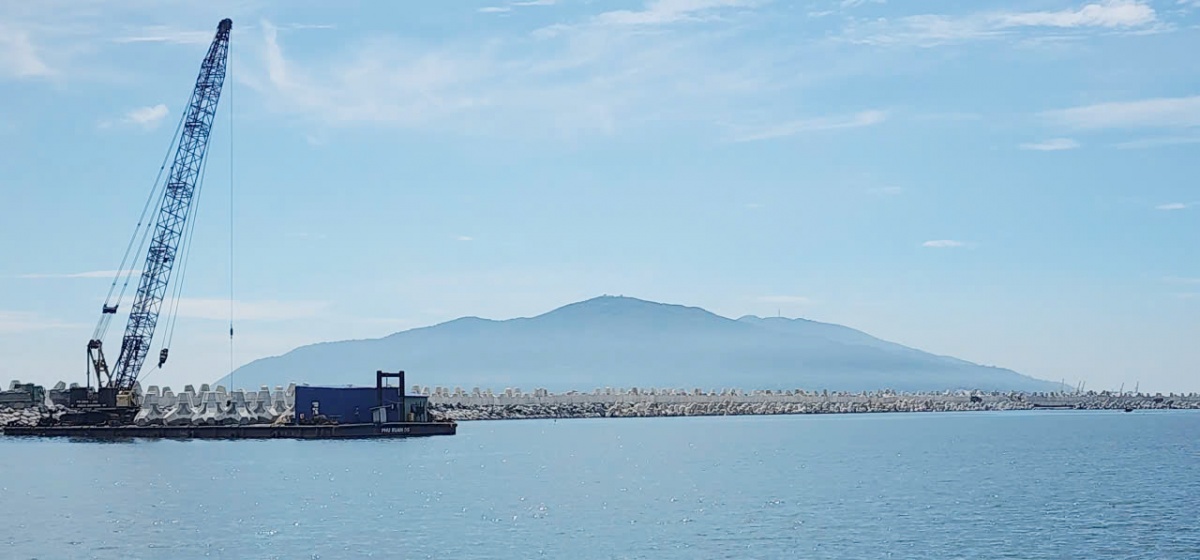 Đến nay, con đê khổng lồ này đã dài đến hàng km, án ngữ vững chắc trên mặt biển Liên Chiểu.