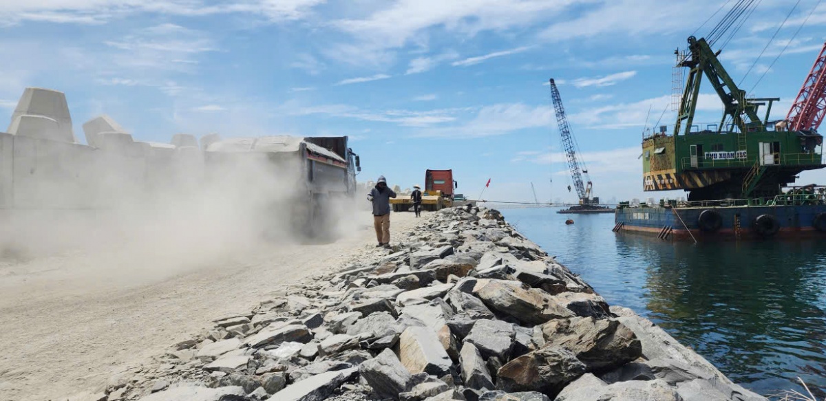 Nắng nóng, bụi mịt mù trên đại công trường, xong các đơn vị thi công vẫn ngày đêm nỗ lực, để đưa công trình về đích đúng hẹn.