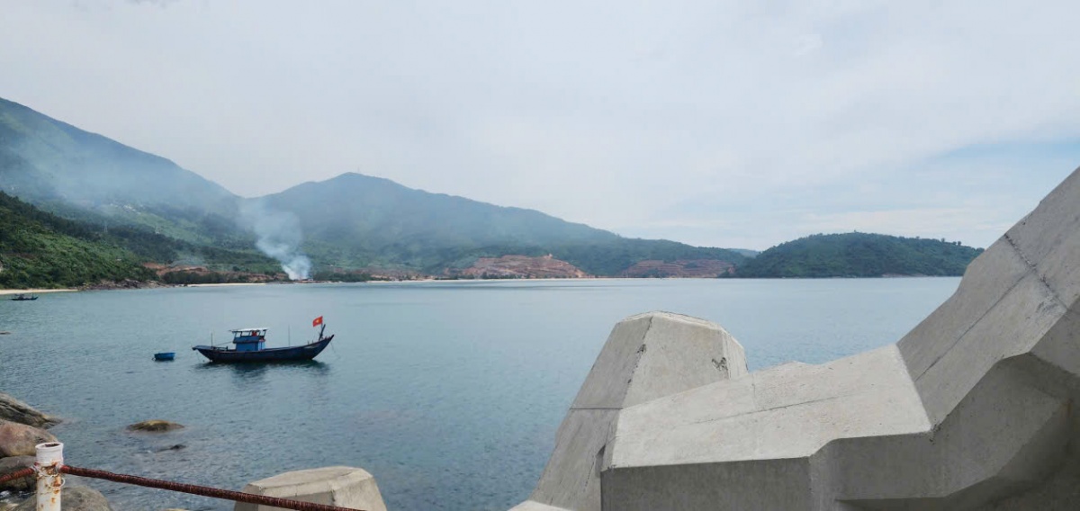 Ngay phía sau con đê, thấp thoáng phía xa là dự án du lịch “tỷ đô” Làng Vân của Tập đoàn Vingroup vừa mới được khởi công.