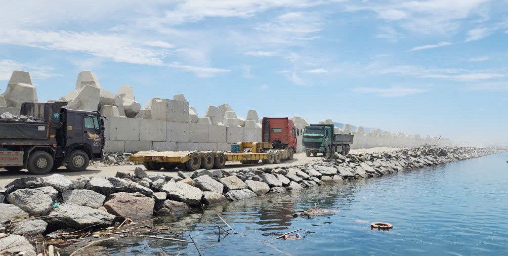 Ngay sau đó, những khối bê tông này được các xe tải lớn, chở đến sát chân con đê chắn sóng khổng lô của cảng biển Liên Chiểu.