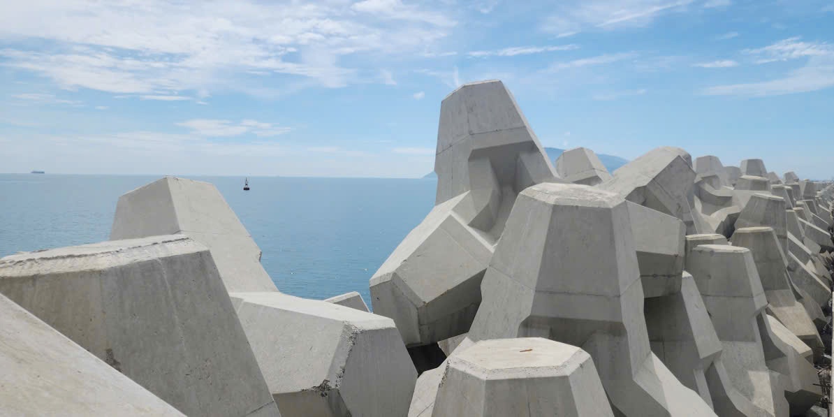 Rất nhiều khối bên tông chắc chắn đã được xếp chống lên nhau, tạo thành một con đê khổng lồ vững chắc có nhiệm vụ bảo vệ sự an toàn của cảng biển Liên Chiểu trong tương lai.