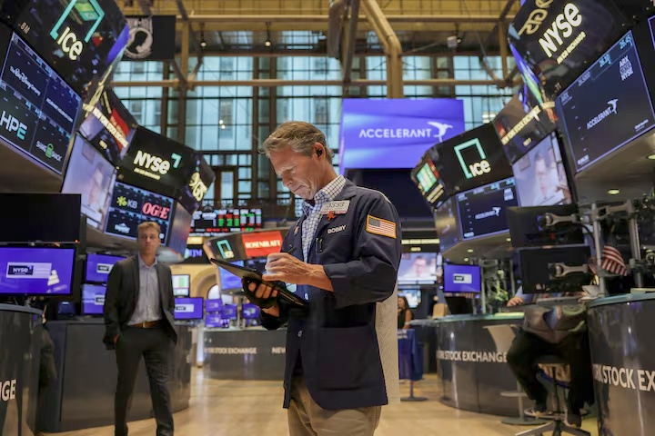 Chứng khoán sụt giảm, đồng đô la tăng giá khi Fed xuất hiện