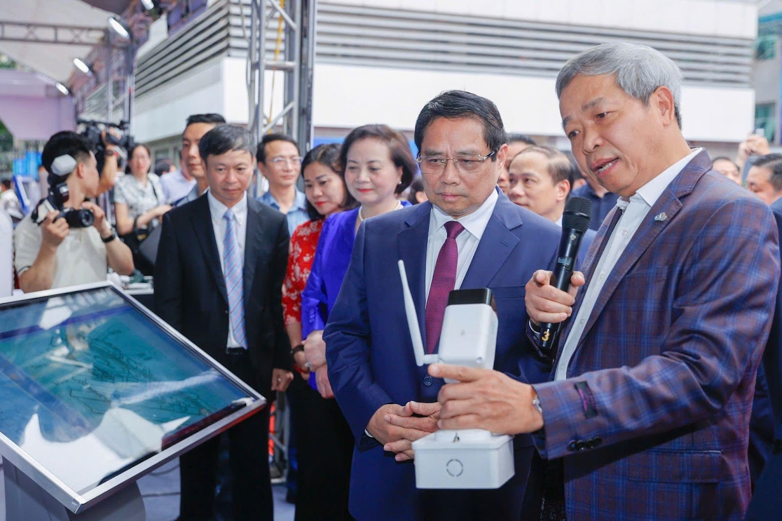 Chủ tịch CMC giới thiệu với Thủ tướng chính phủ Phạm Minh Chính sản phẩm CMC AIBOX - trung tâm xử lý và tích hợp AI cục bộ, xử lý dữ liệu tại biên không cần kết nối mạng là 1 trong 25 công nghệ lõi Make in Vietnam - Made by CMC của CMC ATI