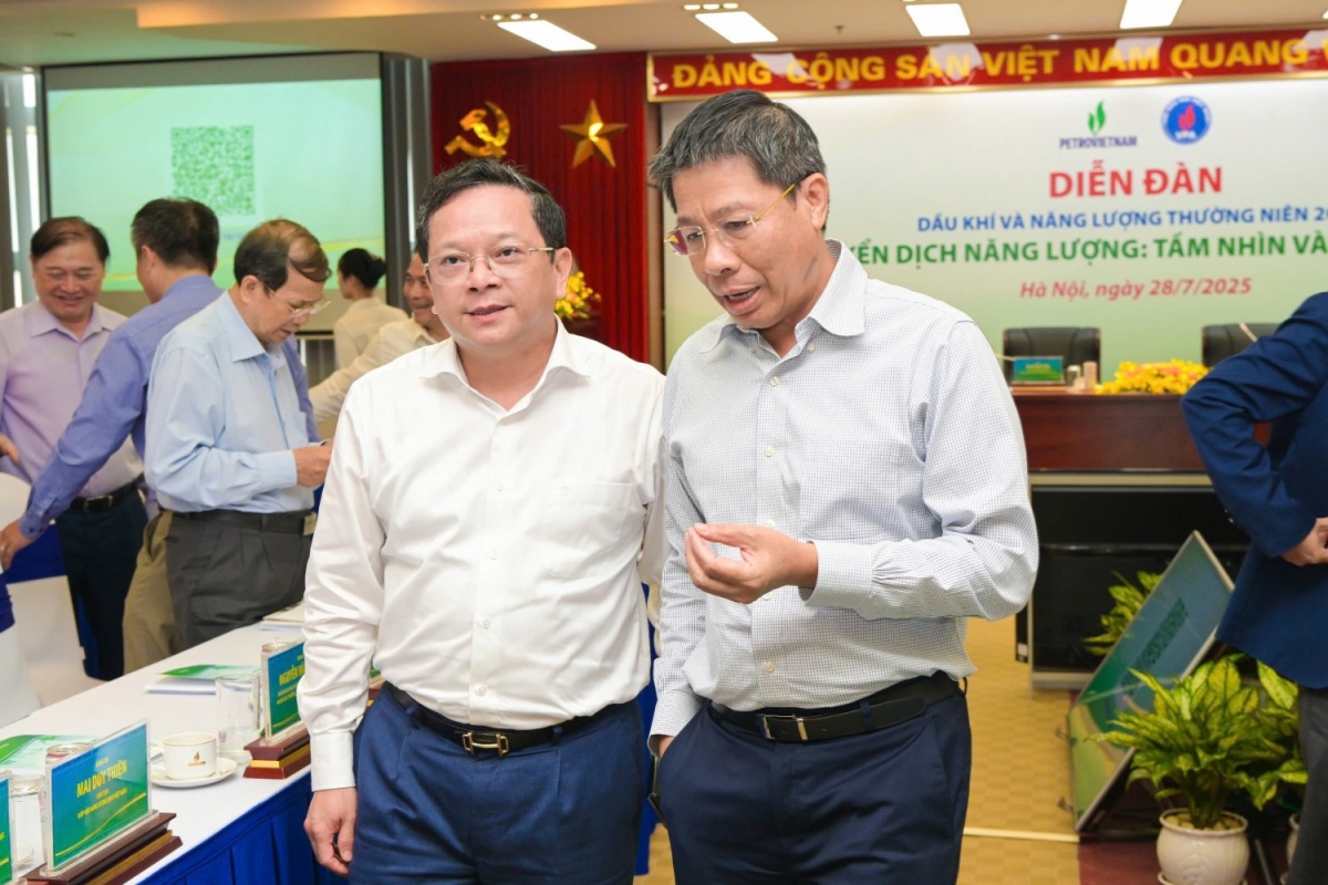 Thành viên HĐTV Petrovietnam Nguyễn Văn Mậu trao đổi với chuyên gia