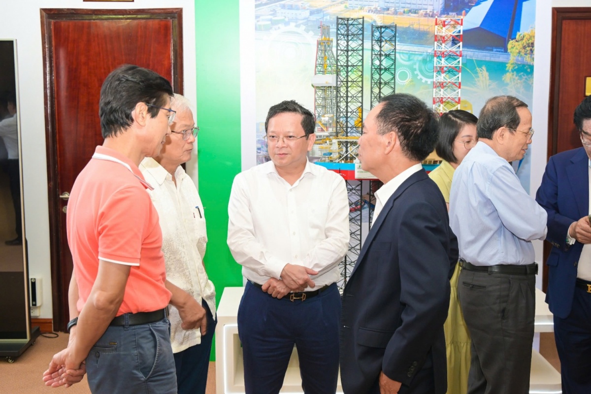 TS Nguyễn Quốc Thập - Chủ tịch Hội DKVN trao đổi với các đại biểu, chuyên gia