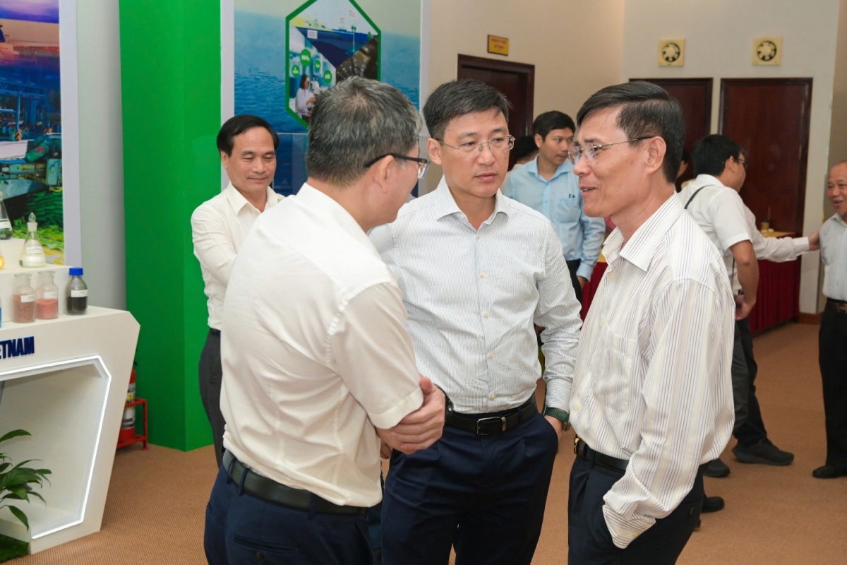 Ông Lê Minh Hồng - Phó Chủ tịch Hội DKVN trao đổi với các đại biểu