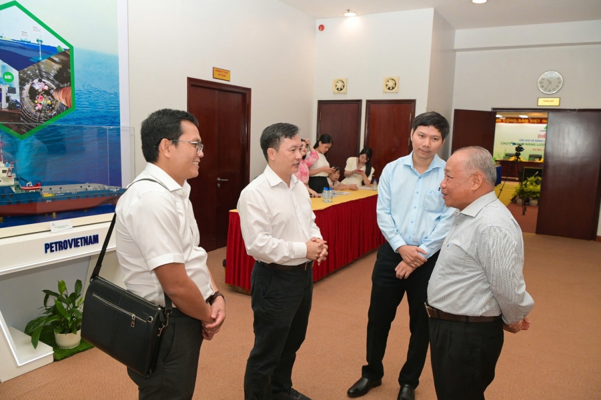 Ông Lê Minh Hồng - Phó Chủ tịch Hội DKVN trao đổi với các đại biểu