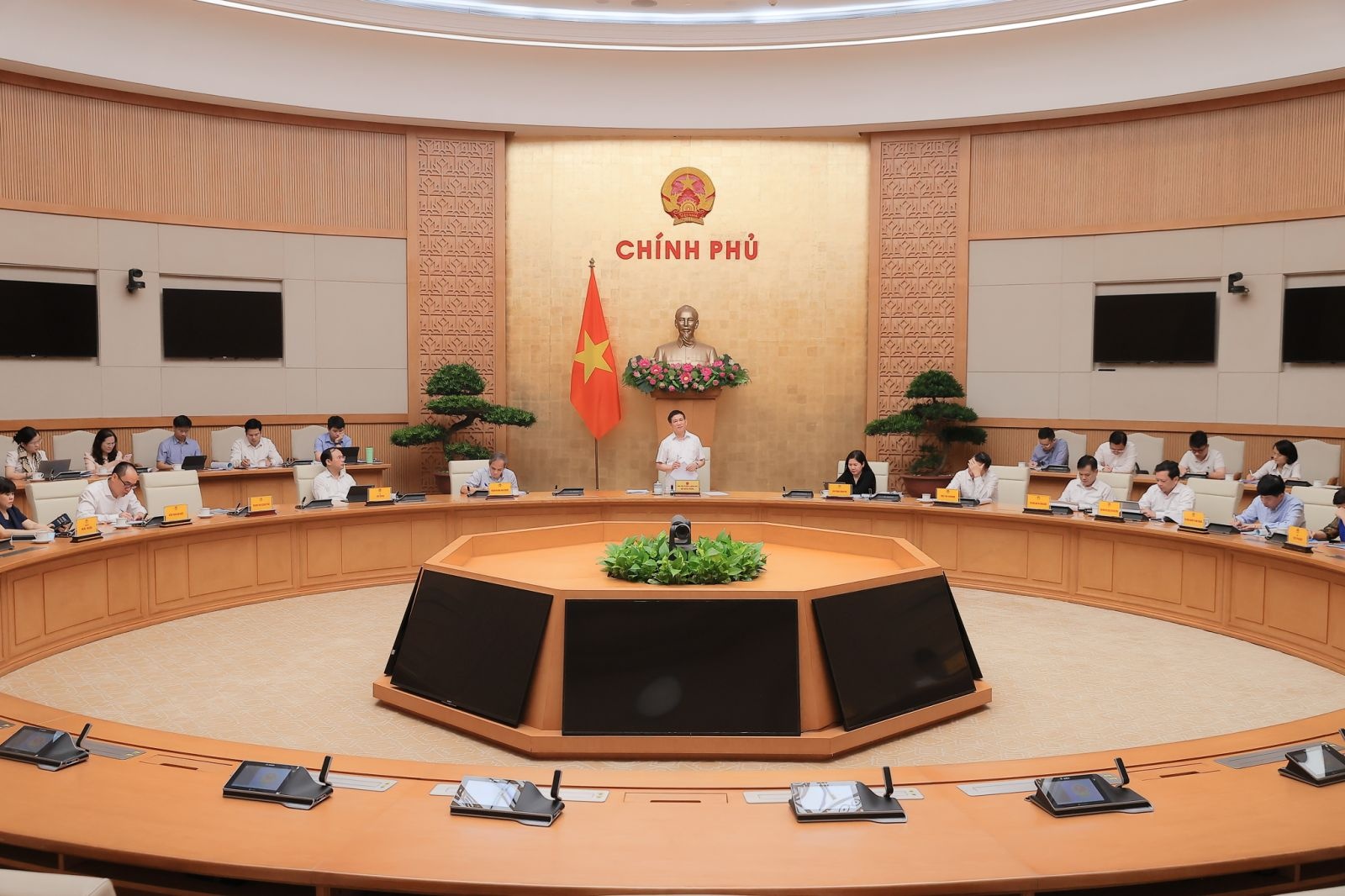 Phó Thủ tướng nhấn mạnh yêu cầu điều hành chính sách tiền tệ hiệu quả, giữ vững ổn định vĩ mô, chống lạm phát, giữ vững tỷ giá, thúc đẩy tăng trưởng kinh tế - Ảnh: VGP/Trần Mạnh