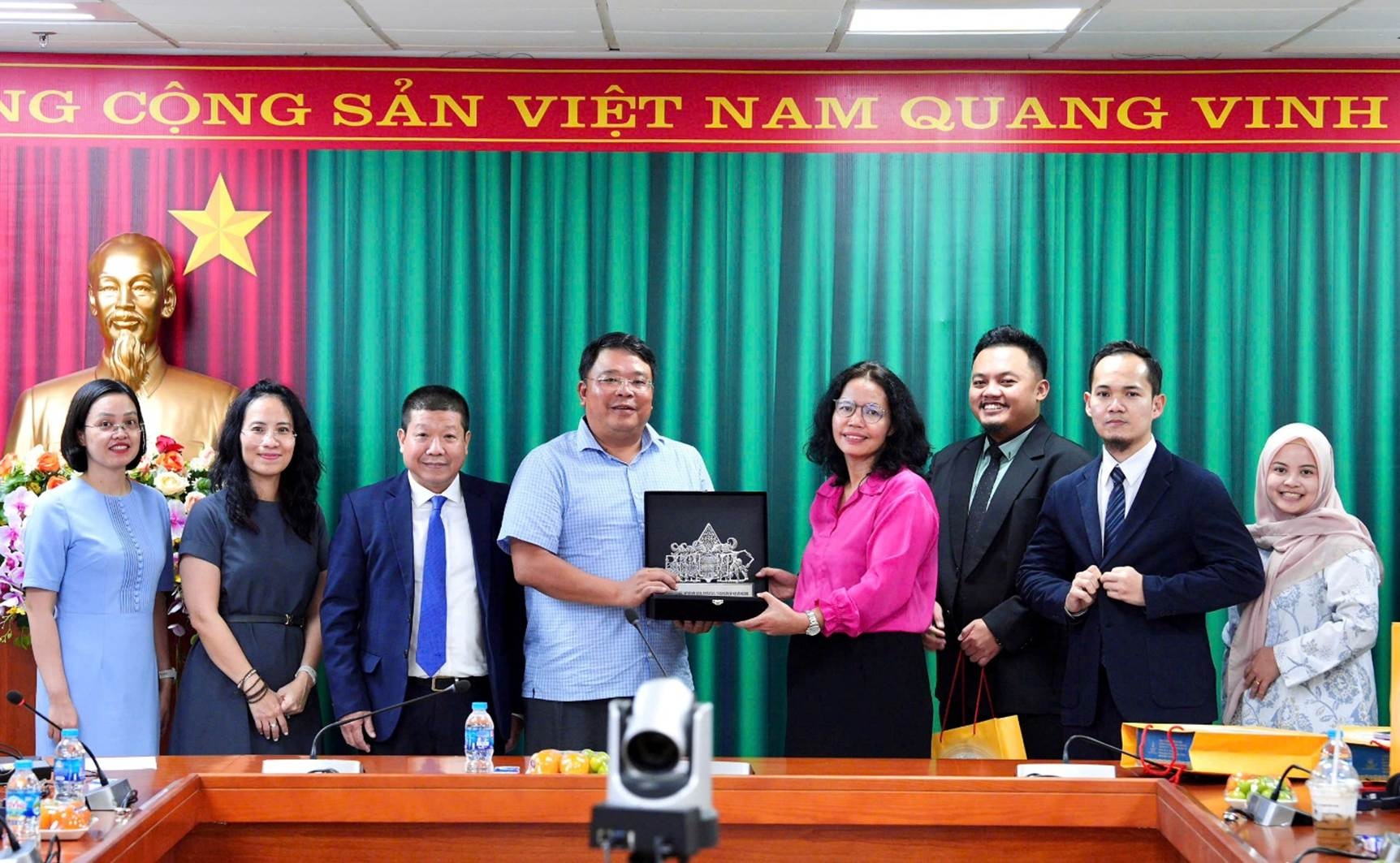 PPATK trao quà lưu niệm cho Cục PCRT