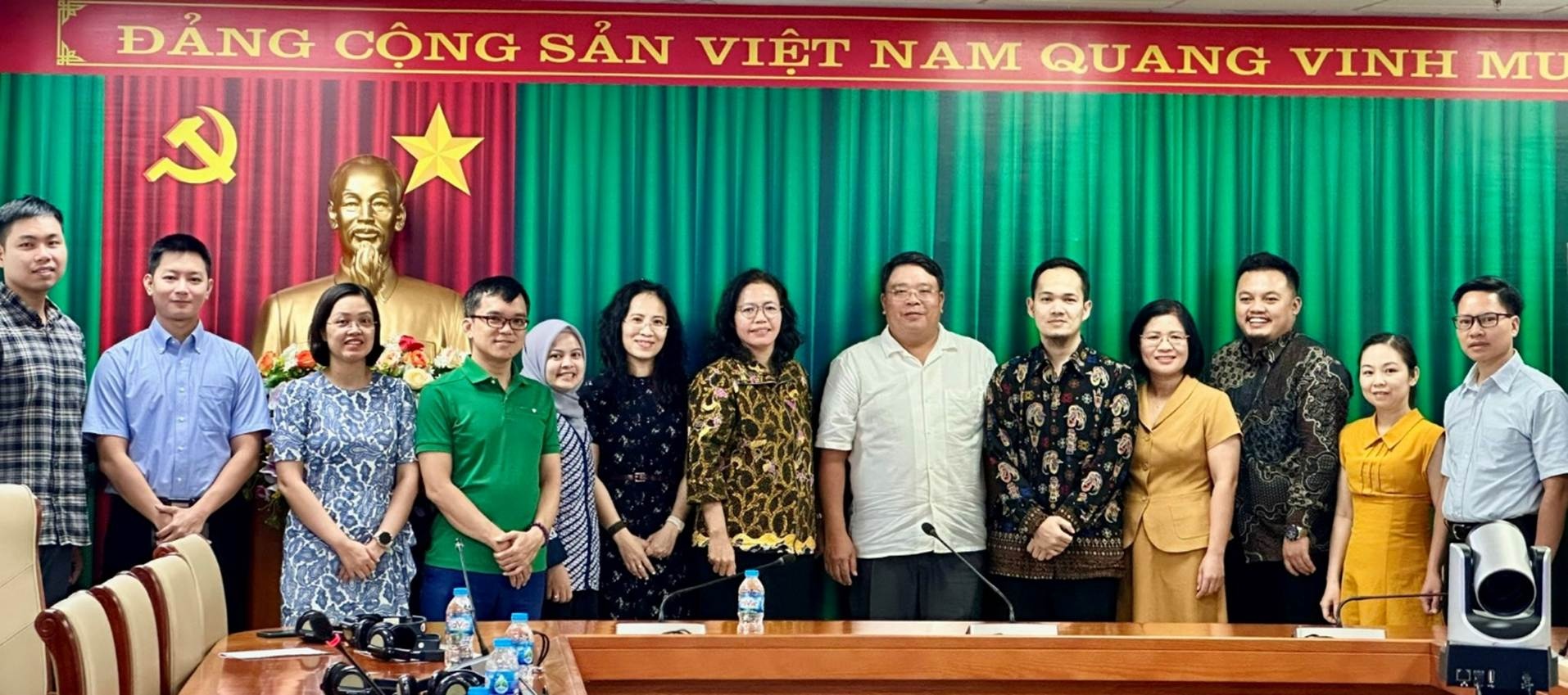 Các bộ, ngành Việt Nam và PPATK chụp ảnh lưu niệm tại phòng họp Cục PCRT