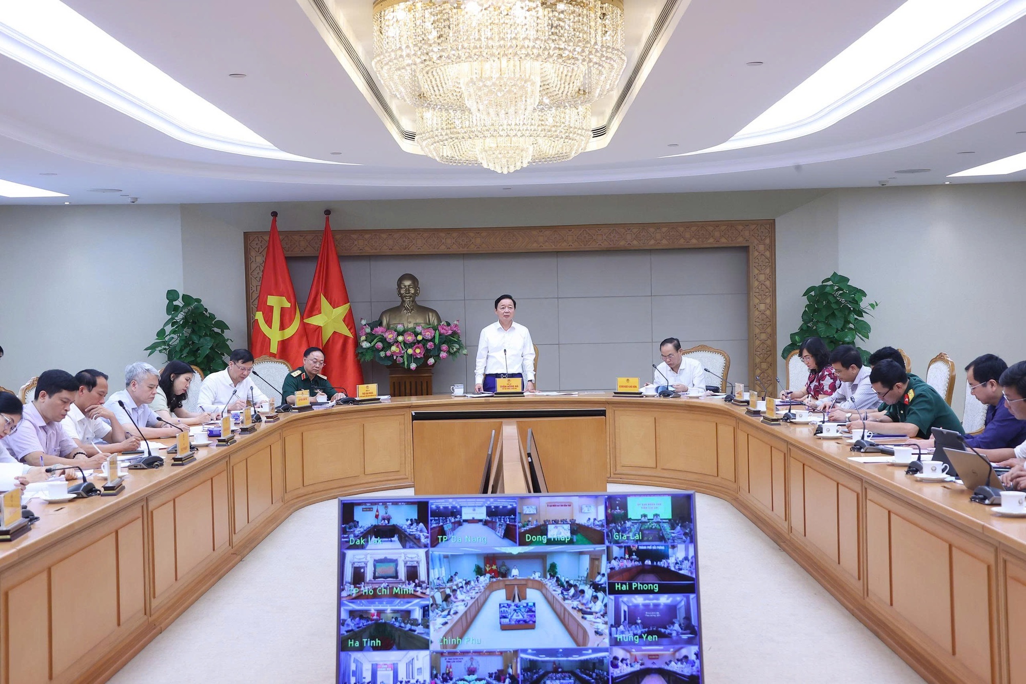 Phó Thủ tướng yêu cầu toàn hệ thống cần có sự chuyển đổi căn bản về tư duy và phương pháp tiếp cận để giải quyết tận gốc nguyên nhân của tình trạng vi phạm IUU - Ảnh: VGP/Đình Nam Phó Thủ tướng yêu cầu toàn hệ thống cần có sự chuyển đổi căn bản về tư duy và phương pháp tiếp cận để giải quyết tận gốc nguyên nhân của tình trạng vi phạm IUU - Ảnh: VGP/Đình Nam