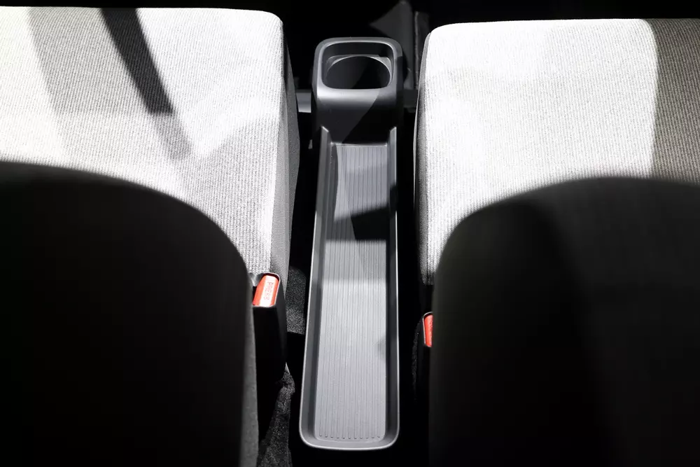 Khay chứa đồ giữa 2 ghế trước Khay chứa đồ giữa 2 ghế trước