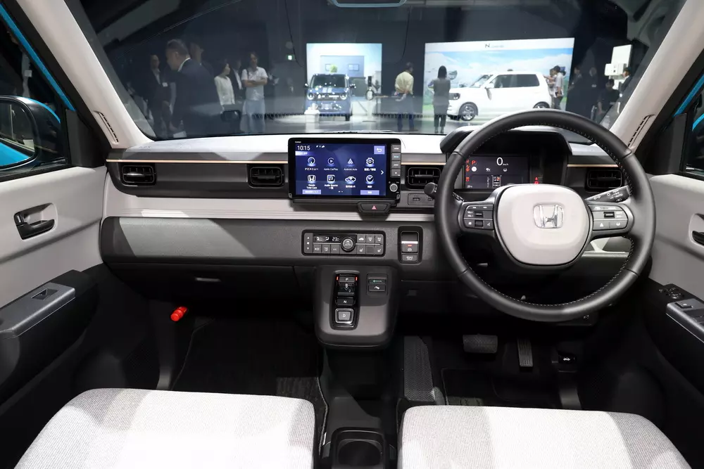 Nội thất của Honda N-One e: với màn hình thông tin giải trí lắp thêm Nội thất của Honda N-One e: với màn hình thông tin giải trí lắp thêm