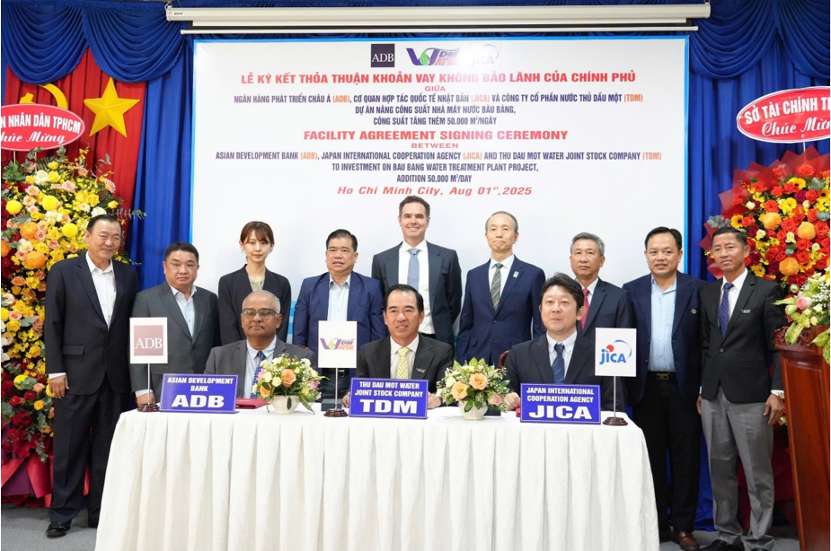 Tại lễ ký kết (từ trái qua phải bàn ký kết) ông Shantanu Chakraborty, Giám đốc Quốc gia của ADB tại Việt Nam; ông Trần Thế Hùng, Tổng Giám đốc Công ty cổ phần Nước Thủ Dầu Một; và ông Shigeo Honzu, Phó Vụ trưởng cao cấp, Vụ Quan hệ đối tác khu vực tư nhân và Tài chính, JICA