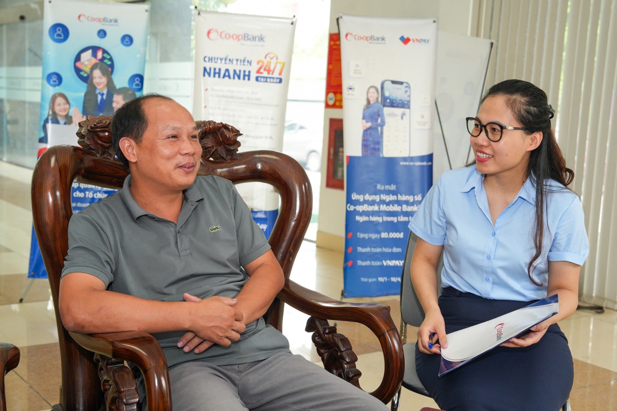 Nhân viên NH Co-opbank chi nhánh Hưng Yên chia sẽ với khách hàng những sản phẩm dịch vụ. Nhân viên NH Co-opbank chi nhánh Hưng Yên chia sẽ với khách hàng những sản phẩm dịch vụ.