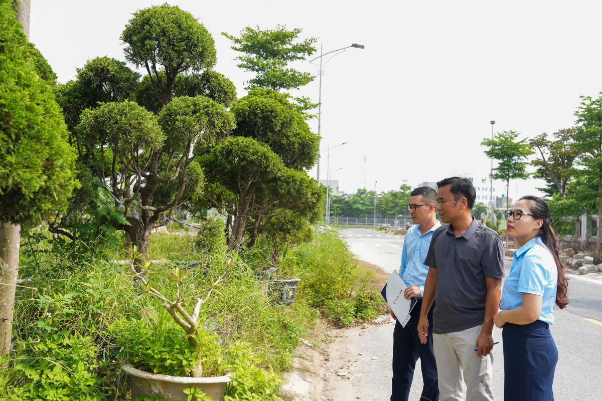 Cán bộ NH gặp gỡ trao đổi với khách hàng vay vốn tại NH Hợp tác Cán bộ NH gặp gỡ trao đổi với khách hàng vay vốn tại NH Hợp tác