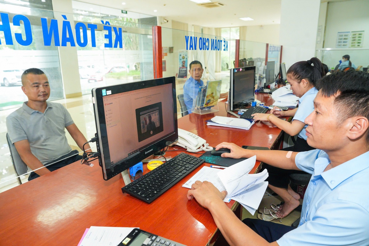 Khách hàng đang giao dịch tại quầy tại chi nhánh Hưng Yên Khách hàng đang giao dịch tại quầy tại chi nhánh Hưng Yên