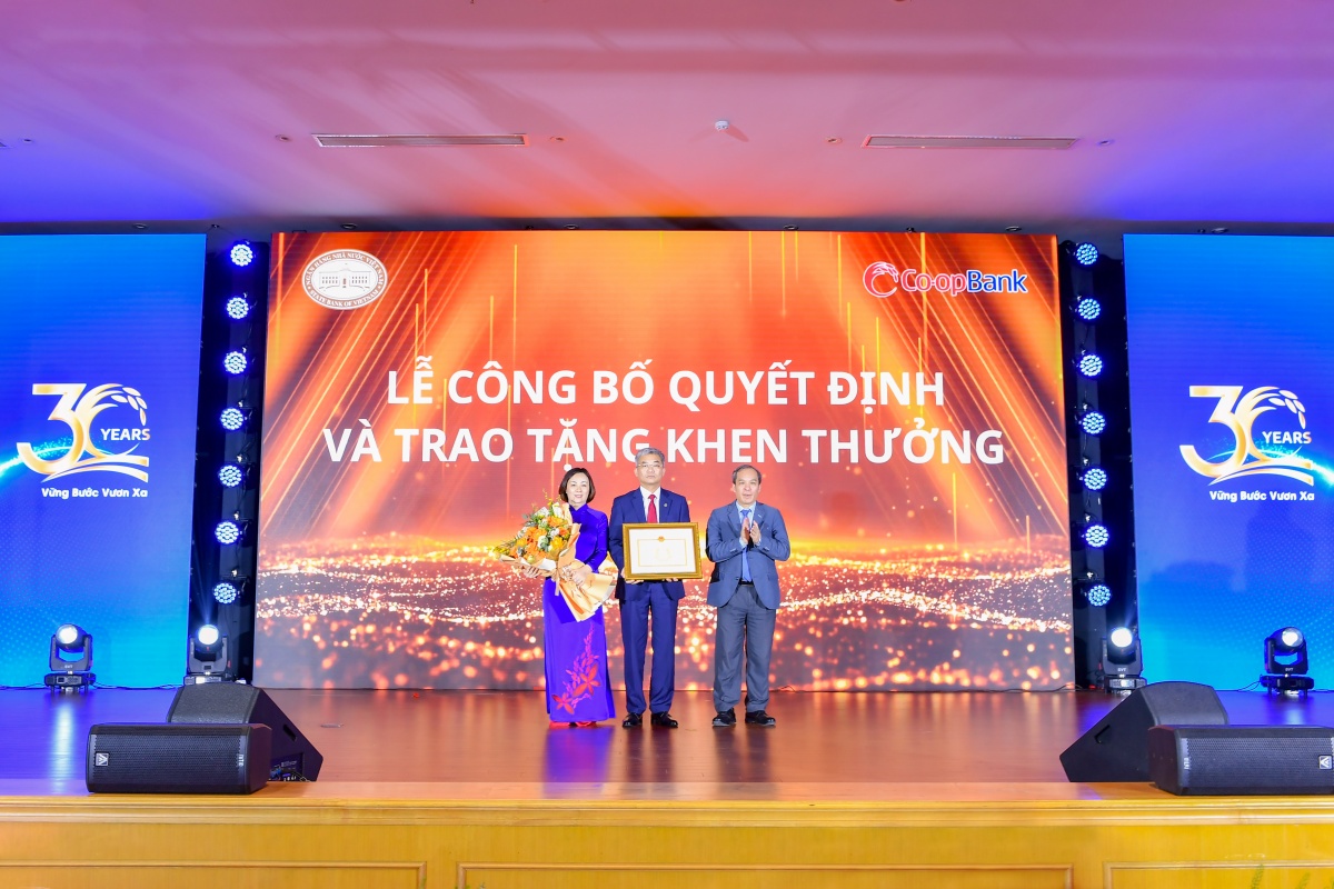 Lãnh đạo Co-opBank nhận Bằng khen của Thống đốc NHNN Việt Nam vì đã có thành tích xuất sắc góp phần hoàn thành nhiệm vụ Ngân hàng do đồng chí Đoàn Thái Sơn - Phó Thống đốc NHNN Việt Nam trao tặng tại buổi lễ kỷ niệm 30 năm thành lập Co-opBank