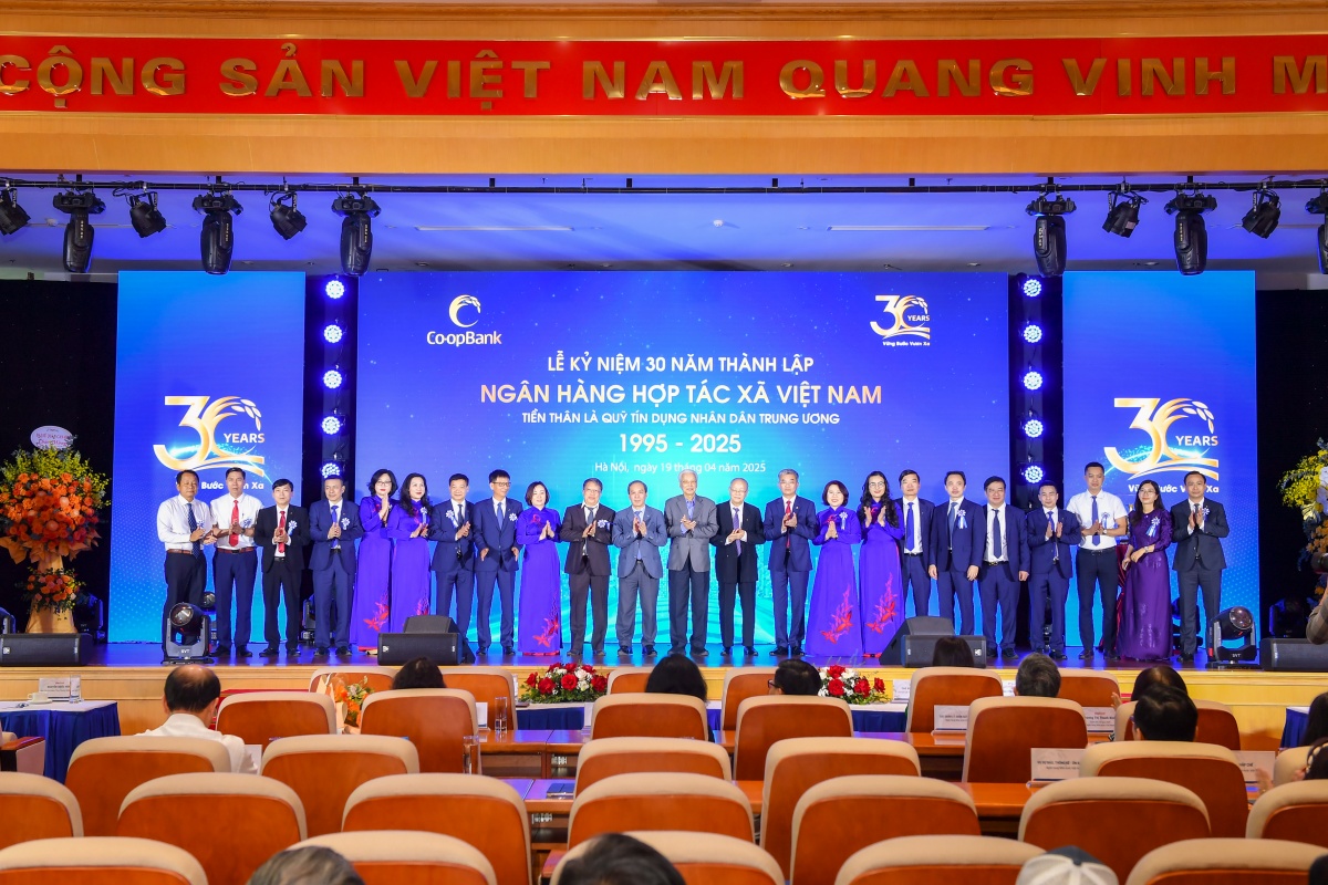 Các đồng chí Lãnh đạo NHNN Việt Nam, nguyên Lãnh đạo NHNN Việt Nam, Ban Lãnh đạo Co-opBank, nguyên Lãnh đạo Co-opBank chụp ảnh lưu niệm tại buổi lễ kỷ niệm 30 năm thành lập Co-opBank