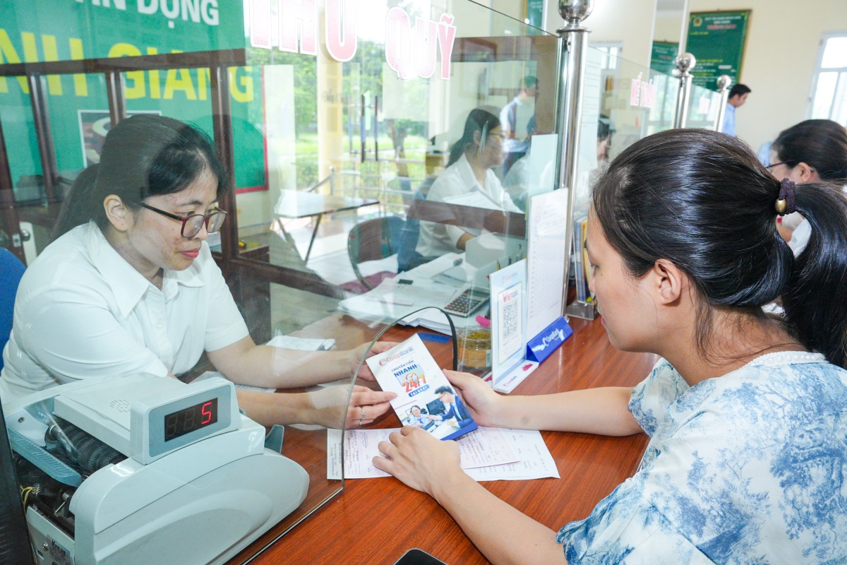 Cán bộ QTDND Ninh Giang, tỉnh Ninh Bình đang giới thiệu sản phẩm chuyển tiền 24/7 của Co-opBank cho thành viên của Quỹ