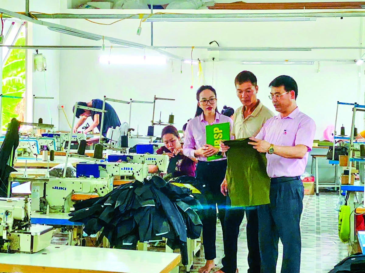 Cán bộ NHCSXH Kiến Xương thăm cơ sở may mặc của gia đình ông Nguyễn Văn Hùng Cán bộ NHCSXH Kiến Xương thăm cơ sở may mặc của gia đình ông Nguyễn Văn Hùng