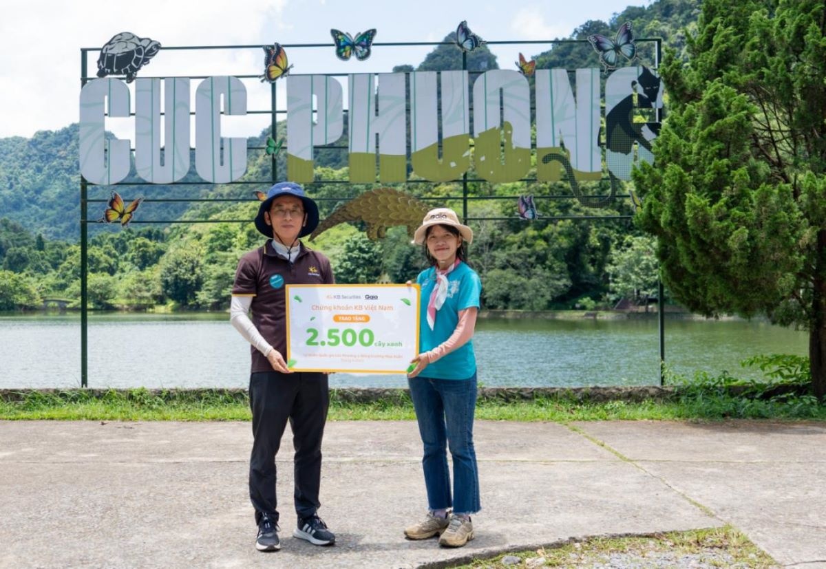 Ông Park Kang Hyun - Tổng giám đốc KBSV trao tặng chứng nhận trồng 2500 cây cho Vườn Quốc gia Cúc Phương và Rừng Mùa Xuân - Cần Thơ Ông Park Kang Hyun - Tổng giám đốc KBSV trao tặng chứng nhận trồng 2500 cây cho Vườn Quốc gia Cúc Phương và Rừng Mùa Xuân - Cần Thơ