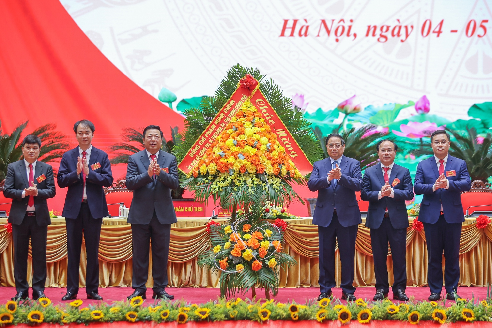 Thủ tướng tặng hoa chúc mừng Đại hội đại biểu Đảng bộ Bộ Xây dựng nhiệm kỳ 2025 - 2030 - Ảnh: VGP/Nhật Bắc Thủ tướng tặng hoa chúc mừng Đại hội đại biểu Đảng bộ Bộ Xây dựng nhiệm kỳ 2025 - 2030 - Ảnh: VGP/Nhật Bắc