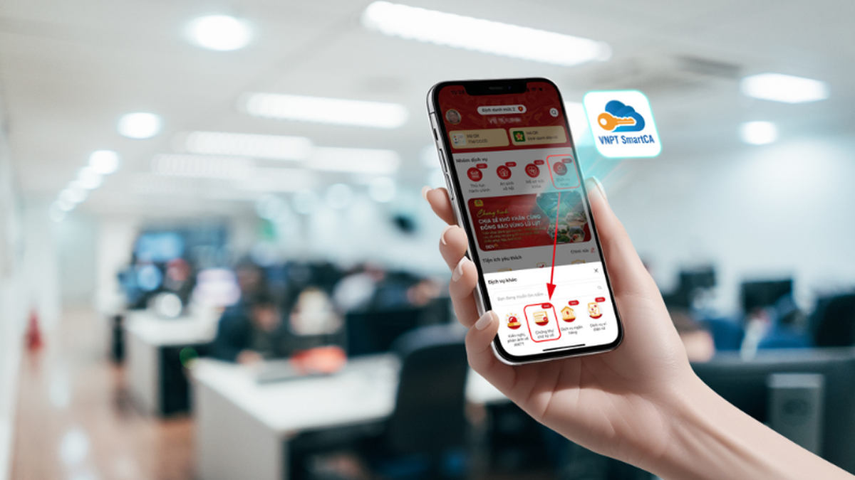 Ngày 5/8, UBND Thành phố Hà Nội  ban hành Công văn số 4414/UBND-ĐMPT về việc triển khai, quản lý chữ ký số chuyên dùng công vụ theo mô hình chính quyền địa phương 2 cấp. Theo đó, các sở, ban, ngành, UBND các xã, phường rà soát chứng thư chữ ký số chuyên dùng công vụ hiện có của đơn vị, đảm bảo 100% lãnh đạo, cán bộ, công chức sử dụng chữ ký số để xử lý hồ sơ công việc qua mạng. Các dịch vụ gia hạn chứng thư chữ ký số chuyên dùng công vụ; thay đổi nội dung thông tin chứng thư chữ ký số chuyên dùng công vụ; khôi phục thiết bị lưu khóa bí mật do thuê bao quản lý các đơn vị thực hiện theo quy định tại Nghị định số 68/2024/NĐ-CP trên Hệ thống thông tin đăng ký, quản lý yêu cầu chứng thực của Cục Chứng thực số và Bảo mật thông tin - Ban Cơ yếu Chính phủ tại địa chỉ https://dichvucong.ca.gov.vn; gửi kèm văn bản đến Sở Khoa học và Công nghệ qua Hệ thống quản lý văn bản. UBND các xã, phường thực hiện công tác quản lý nhà nước về giao dịch điện tử theo Nghị định 150/2025/NĐ-CP và Thông tư 10/2025/TT-BKHCN. Cùng với đó, các sở, ban, ngành, UBND các xã, phường phân công cán bộ đầu mối duy nhất tổ chức triển khai, quản lý, hướng dẫn sử dụng dịch vụ chứng thực chữ ký số; không giao các đơn vị trực thuộc tự thực hiện các yêu cầu dịch vụ về chứng thực chữ ký số chuyên dùng công vụ, bảo đảm thống nhất quản lý tại đơn vị và trên địa bàn.  UBND thành phố yêu cầu tổ chức quán triệt Nghị định số 68/2024/NĐ-CP đến toàn bộ cán bộ, công chức, viên chức; đặc biệt đối với các nội dung về trách nhiệm tổ chức, cá nhân trực tiếp sử dụng chứng thư chữ ký số chuyên dùng công vụ; báo cáo tình hình triển khai, sử dụng chữ ký số chuyên dùng công vụ trong hoạt động của đơn vị gửi kèm báo cáo định kỳ hằng tháng, quý về Chuyển đổi số, xây dựng thành phố thông minh thành phố Hà Nội năm 2025. Sở Khoa học và Công nghệ hướng dẫn, tổng hợp kết quả, vướng mắc để báo cáo UBND thành phố… Sau hơn 1 tháng vận hành mô hình chính quyền địa phương địa phương 2 cấp, 126 xã, phường của thành phố Hà Nội đã nỗ lực cố gắng, từng bước khắc phục những khó khăn về điều kiện làm việc (trụ sở, trang thiết bị phục vụ công tác…), đưa bộ máy vào hoạt động theo đúng chức năng, nhiệm vụ, bảo đảm phục vụ tốt nhất cho nhân dân, không để công việc bị gián đoạn.