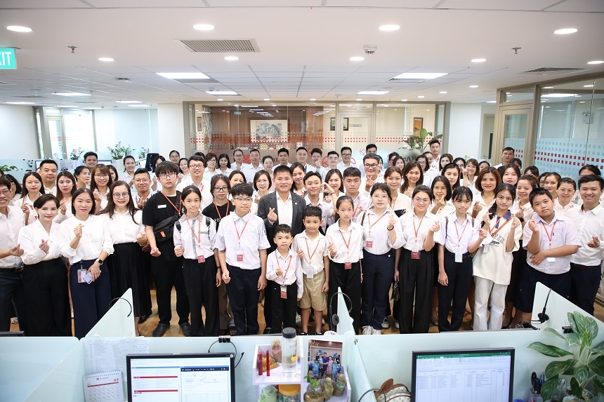 Anh 1_Cac em hoc sinh do Quy Uom mam uoc mo do dau hao huc khi duoc toi tham Hoi so SeABank Anh 1_Cac em hoc sinh do Quy Uom mam uoc mo do dau hao huc khi duoc toi tham Hoi so SeABank