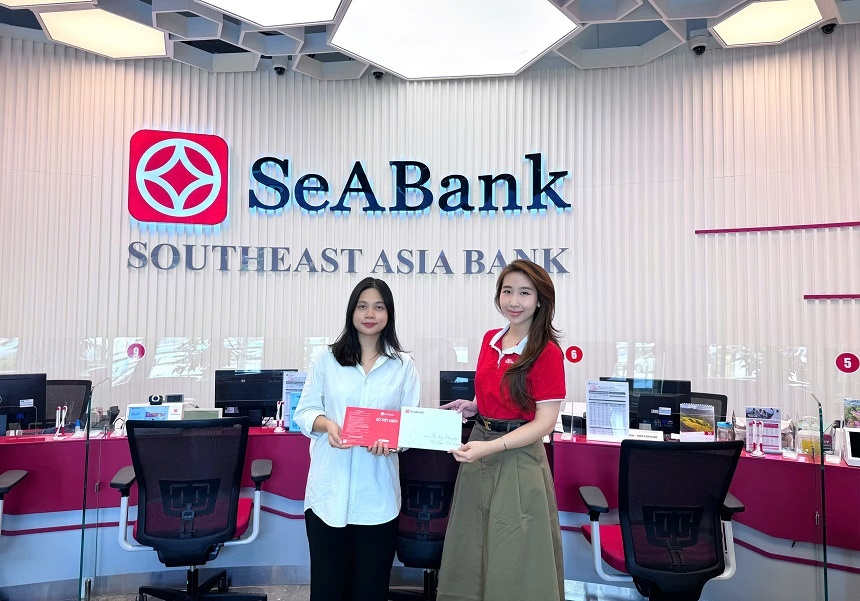 Em Nguyễn Thu Trang, tân sinh viên Đại học Thương mại bày tỏ lòng biết ơn khi nhận được sự quan tâm từ Ngân hàng Em Nguyễn Thu Trang, tân sinh viên Đại học Thương mại bày tỏ lòng biết ơn khi nhận được sự quan tâm từ Ngân hàng