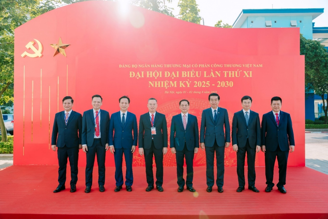 Đồng chí Bùi Thanh Sơn - Ủy viên Ban Chấp hành Trung ương Đảng, Phó Thủ tướng Chính phủ, Bộ trưởng Bộ Ngoại giao chụp ảnh lưu niệm cùng các đại biểu Đồng chí Bùi Thanh Sơn - Ủy viên Ban Chấp hành Trung ương Đảng, Phó Thủ tướng Chính phủ, Bộ trưởng Bộ Ngoại giao chụp ảnh lưu niệm cùng các đại biểu