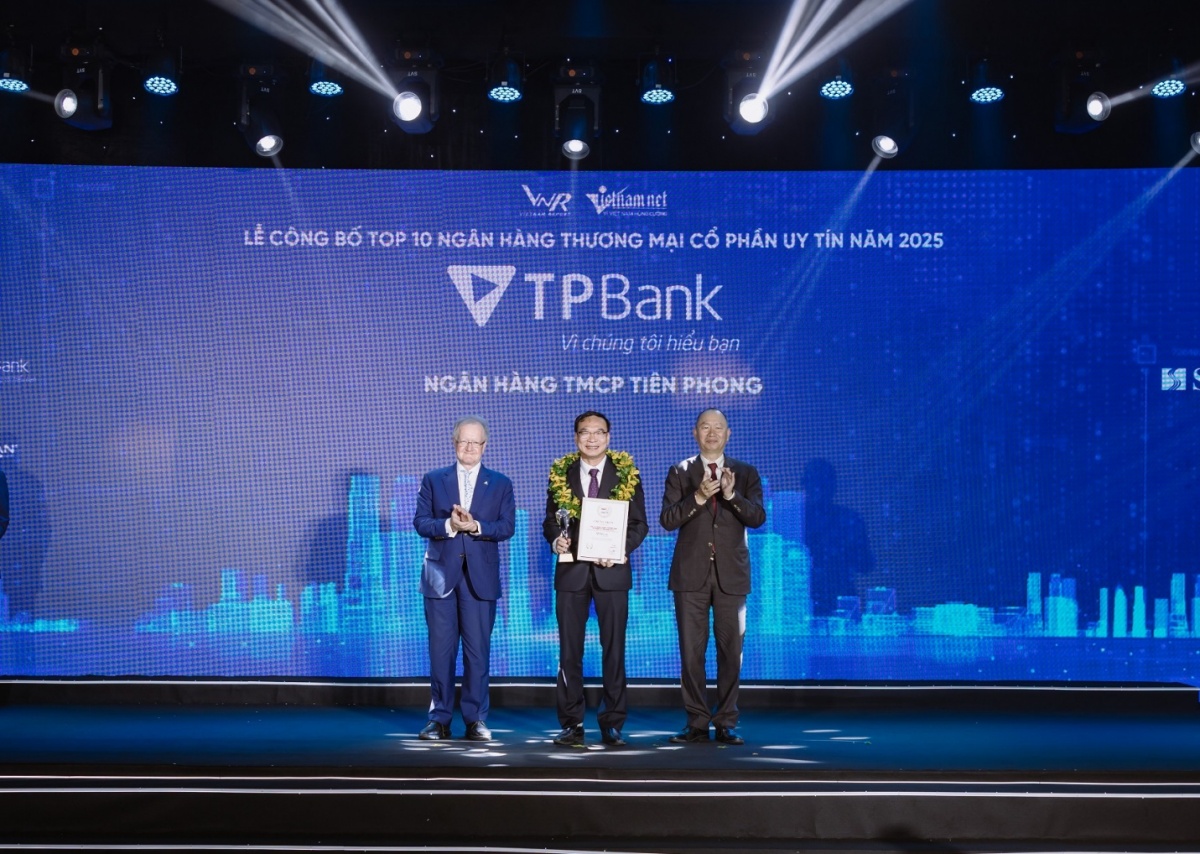 Phó Tổng Giám đốc TPBank Khúc Văn Họa nhận giải thưởng từ VNR500 Phó Tổng Giám đốc TPBank Khúc Văn Họa nhận giải thưởng từ VNR500