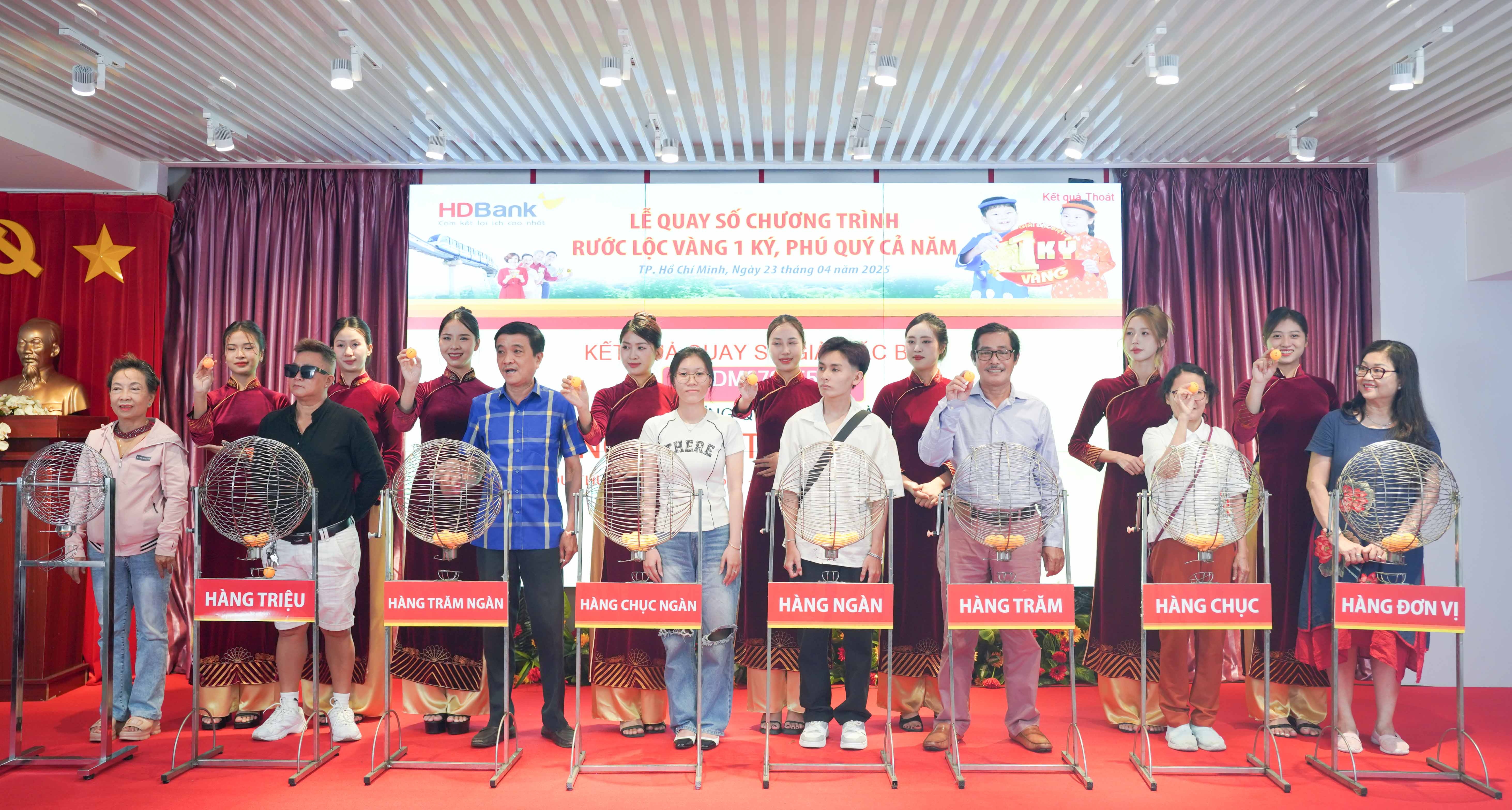 Các khách hàng đã cùng tham gia quay số lồng cầu để tìm ra chủ nhân của các giải thưởng giá trị Các khách hàng đã cùng tham gia quay số lồng cầu để tìm ra chủ nhân của các giải thưởng giá trị