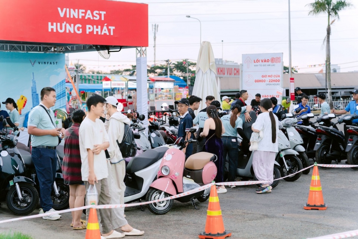 Ngay từ sớm, nhiều khách hàng đã có mặt tại sự kiện để tận tay trải nghiệm các dòng xe máy điện của VinFast và nghe tư vấn về những chính sách hấp dẫn. Ngay từ sớm, nhiều khách hàng đã có mặt tại sự kiện để tận tay trải nghiệm các dòng xe máy điện của VinFast và nghe tư vấn về những chính sách hấp dẫn.