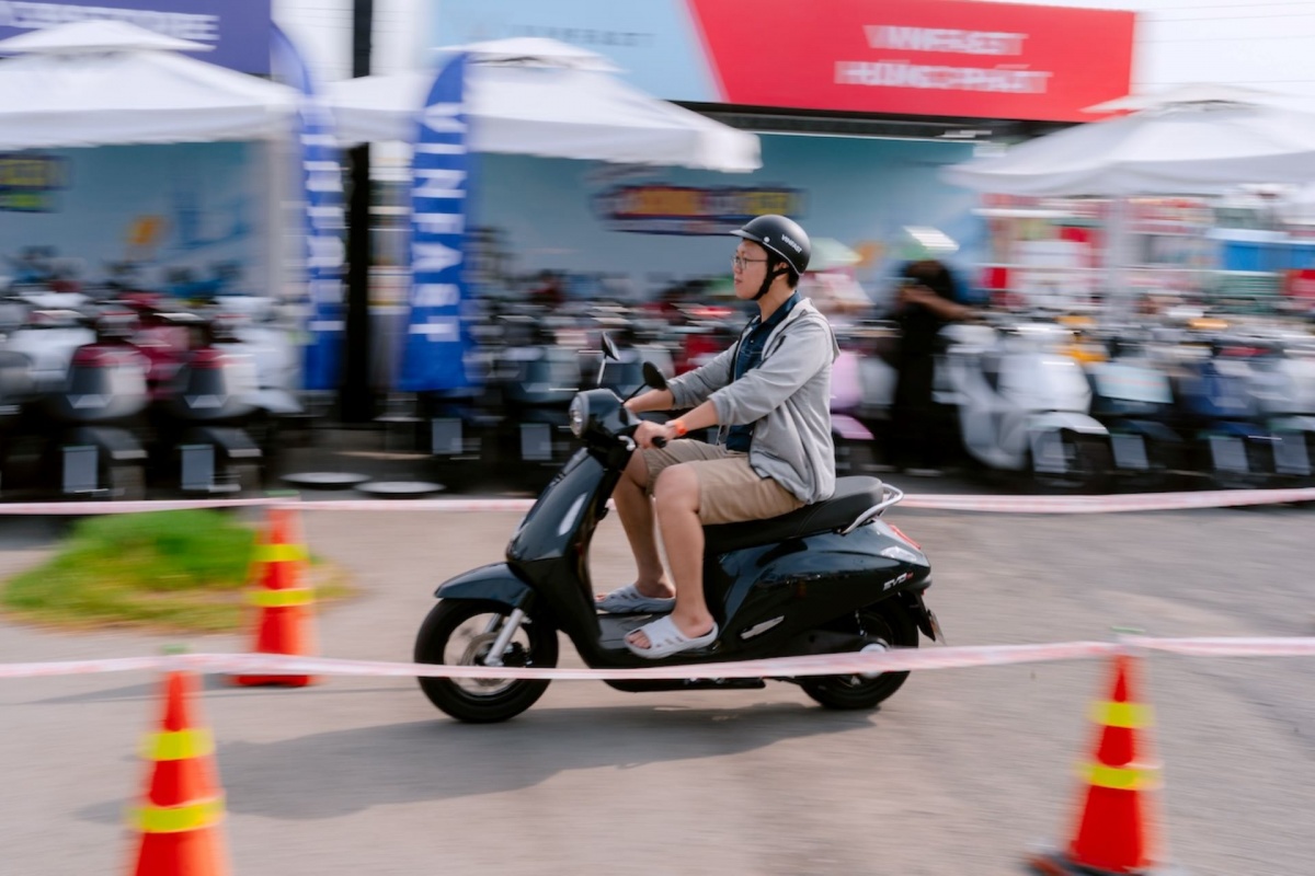 Nhiều khách hàng đã trải nghiệm xe máy VinFast và chia sẻ sự hài lòng bởi khả năng vận hành êm ái Nhiều khách hàng đã trải nghiệm xe máy VinFast và chia sẻ sự hài lòng bởi khả năng vận hành êm ái