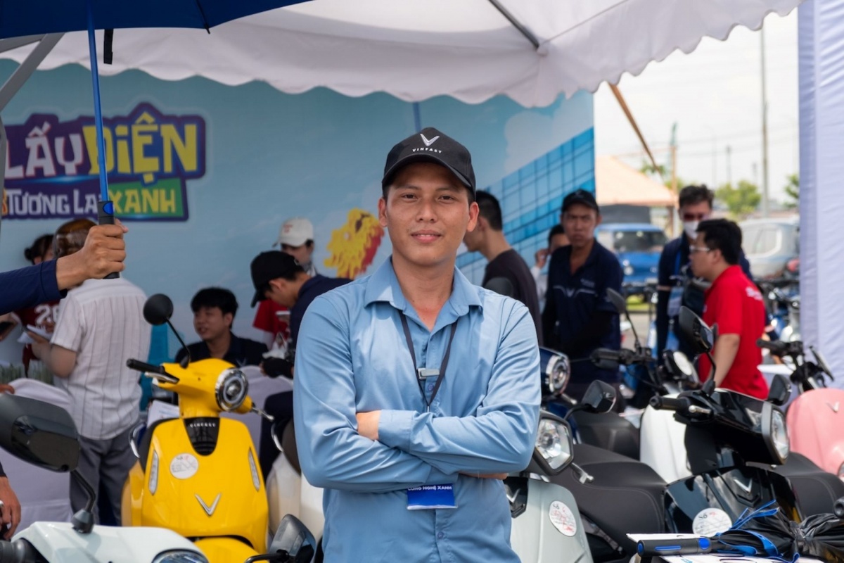 Anh Lê Văn Đạt, chủ đầu tư đại lý VinFast Công Nghệ Xanh cho hay, lượng khách hàng quan tâm và chốt đổi sang xe máy điện ngày càng tăng qua mỗi sự kiện “Đổi xăng lấy điện”. Anh Lê Văn Đạt, chủ đầu tư đại lý VinFast Công Nghệ Xanh cho hay, lượng khách hàng quan tâm và chốt đổi sang xe máy điện ngày càng tăng qua mỗi sự kiện “Đổi xăng lấy điện”.