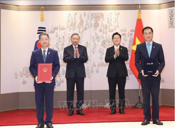 Tổng Bí thư Tô Lâm và Tổng thống Hàn Quốc Lee Jae Myung chứng kiến lễ trao Biên bản thỏa thuận tăng cường hợp tác giữa UBND thành phố Đà Nẵng (Việt Nam) và Chính quyền thành phố Pyeongtaek (Hàn Quốc) - Ảnh: TTXVN Tổng Bí thư Tô Lâm và Tổng thống Hàn Quốc Lee Jae Myung chứng kiến lễ trao Biên bản thỏa thuận tăng cường hợp tác giữa UBND thành phố Đà Nẵng (Việt Nam) và Chính quyền thành phố Pyeongtaek (Hàn Quốc) - Ảnh: TTXVN