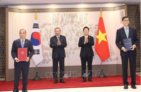 Tổng Bí thư Tô Lâm và Tổng thống Hàn Quốc Lee Jae Myung chứng kiến lễ trao Bản ghi nhớ giữa Ngân hàng nhà nước Việt Nam và Ngân hàng Trung ương Hàn Quốc về hợp tác và hỗ trợ kỹ thuật liên quan đến hoạt động Ngân hàng Trung ương - Ảnh: TTXVN Tổng Bí thư Tô Lâm và Tổng thống Hàn Quốc Lee Jae Myung chứng kiến lễ trao Bản ghi nhớ giữa Ngân hàng nhà nước Việt Nam và Ngân hàng Trung ương Hàn Quốc về hợp tác và hỗ trợ kỹ thuật liên quan đến hoạt động Ngân hàng Trung ương - Ảnh: TTXVN