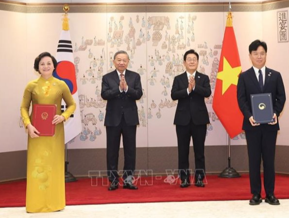 Tổng Bí thư Tô Lâm và Tổng thống Hàn Quốc Lee Jae Myung chứng kiến lễ trao Bản ghi nhớ về phái cử và tiếp nhận lao động sang làm việc tại Hàn Quốc theo chương trình EPS, ký giữa Bộ Nội vụ Việt Nam và Bộ Lao động và Việc làm Hàn Quốc - Ảnh: TTXVN Tổng Bí thư Tô Lâm và Tổng thống Hàn Quốc Lee Jae Myung chứng kiến lễ trao Bản ghi nhớ về phái cử và tiếp nhận lao động sang làm việc tại Hàn Quốc theo chương trình EPS, ký giữa Bộ Nội vụ Việt Nam và Bộ Lao động và Việc làm Hàn Quốc - Ảnh: TTXVN