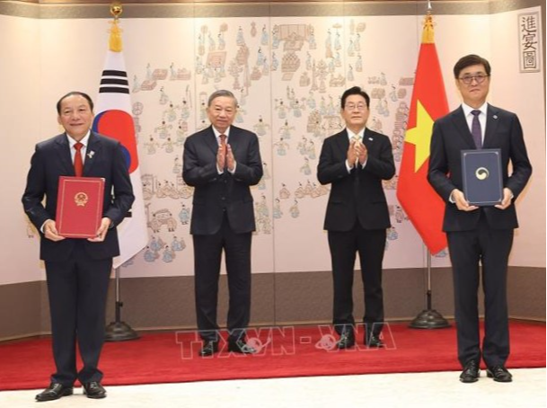 Tổng Bí thư Tô Lâm và Tổng thống Hàn Quốc Lee Jae Myung chứng kiến lễ trao Bản ghi nhớ hợp tác trong lĩnh vực hợp tác quyền tác giả, quyền liên quan giữa Bộ Văn hóa, Thể thao và Du lịch Việt Nam và Bộ Văn hóa, Thể thao và Du lịch Hàn Quốc - Ảnh: TTXVN Tổng Bí thư Tô Lâm và Tổng thống Hàn Quốc Lee Jae Myung chứng kiến lễ trao Bản ghi nhớ hợp tác trong lĩnh vực hợp tác quyền tác giả, quyền liên quan giữa Bộ Văn hóa, Thể thao và Du lịch Việt Nam và Bộ Văn hóa, Thể thao và Du lịch Hàn Quốc - Ảnh: TTXVN