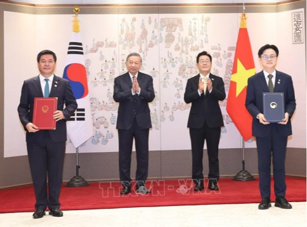 Tổng Bí thư Tô Lâm và Tổng thống Hàn Quốc Lee Jae Myung chứng kiến lễ trao Bản ghi nhớ tăng cường hợp tác năng lượng tái tạo giữa Bộ Công Thương Việt Nam và Bộ Công nghiệp, Thương mại và Năng lượng Hàn Quốc - Ảnh: TTXVN Tổng Bí thư Tô Lâm và Tổng thống Hàn Quốc Lee Jae Myung chứng kiến lễ trao Bản ghi nhớ tăng cường hợp tác năng lượng tái tạo giữa Bộ Công Thương Việt Nam và Bộ Công nghiệp, Thương mại và Năng lượng Hàn Quốc - Ảnh: TTXVN