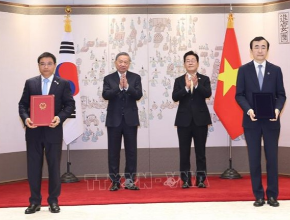 Tổng Bí thư Tô Lâm và Tổng thống Hàn Quốc Lee Jae Myung chứng kiến lễ trao Biên bản ghi nhớ hợp tác giữa Ủy ban Chứng khoán Nhà nước và Cơ quan Giám sát tài chính Hàn Quốc - Ảnh: TTXVN Tổng Bí thư Tô Lâm và Tổng thống Hàn Quốc Lee Jae Myung chứng kiến lễ trao Biên bản ghi nhớ hợp tác giữa Ủy ban Chứng khoán Nhà nước và Cơ quan Giám sát tài chính Hàn Quốc - Ảnh: TTXVN